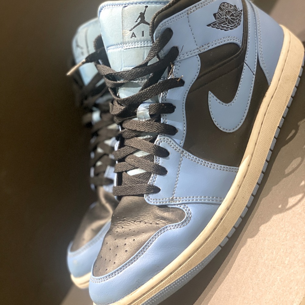 Jordan 1 Mid - University Blue